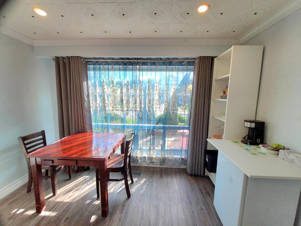 Renovated Cozy Bedroom With Private Washroom 토론토 외부 사진
