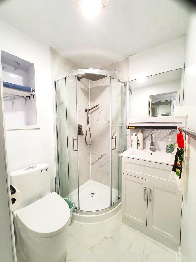 Renovated Cozy Bedroom With Private Washroom 토론토 외부 사진